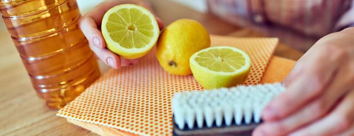 El ácido del limón es un remedio naural excelente para desengrasar su horno