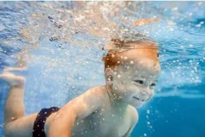 La natación para bebés menores de 4 años no está recomendada