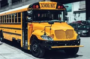 Para conducir un bus escolar necesitarás pasar por una escuela de CDL