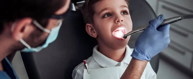 Por qué debes llevar a tu hijo al dentista infantil periódicamente